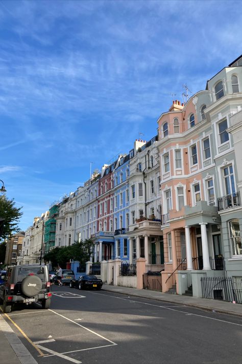 #london #autumn #portobello #portobelloroad #londonaesthetic London Portobello Road, Portobello London Market, Portobello Road London, Brighton Aesthetic, Colored Houses, London Autumn, Portobello Road Market, Portobello Market, London Girl