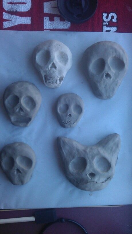 Clay Sugar Skulls Clay Skulls Diy, Skull Clay Sculpture Easy, Clay Crafts Alt, Clay Art Pieces, Easy Things To Do With Clay, Creepy Clay Art Easy, Clay Ideas Grunge, Y2k Clay Ideas, Emo Clay Ideas