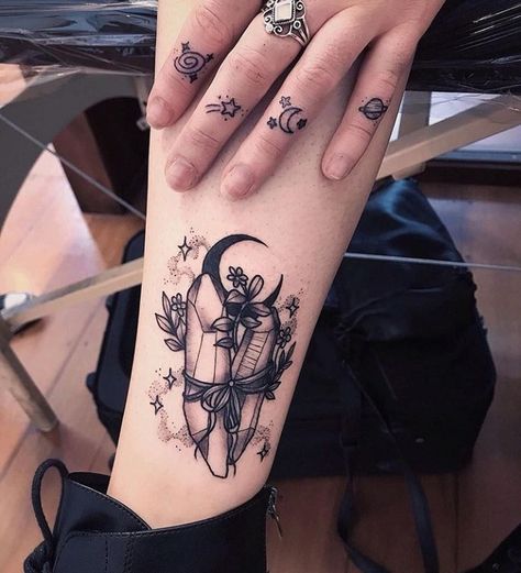 Behind The Ear Witch Tattoo Ideas, Witchy Sister Tattoos For 2, Witchy Dreamcatcher Tattoo, Witchy Arm Tattoos For Women, Floral Crystal Tattoo, Nature Witch Tattoo, Wiccan Tattoos For Women, Witchy Drawings Simple, Enchanted Tattoo