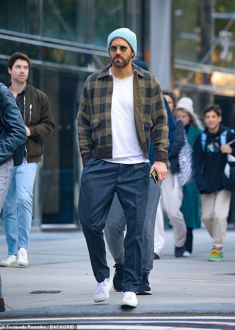 Mens New York Winter Outfit, Mens Chino Outfit, New York Fall Outfit Men, New York Men Outfits Winter, Ryan Reynolds Winter Style, Men Jacket Outfit Casual, New York Man Style, Nyc Mens Street Style, Ryan Reynolds Street Style