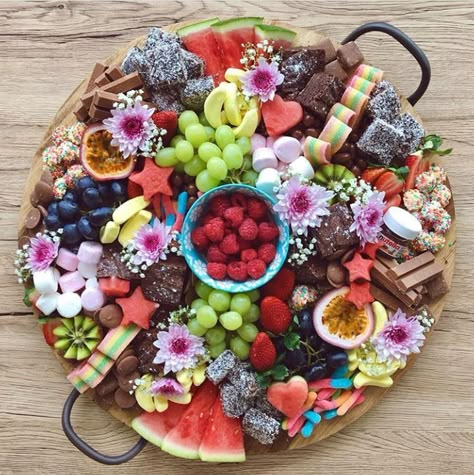 . Platters Grazing, Diy Dessert, Candy Rainbow, Dessert Platter, Rainbow Colour, Food Boards, Grazing Table, Party Trays, Party Platters