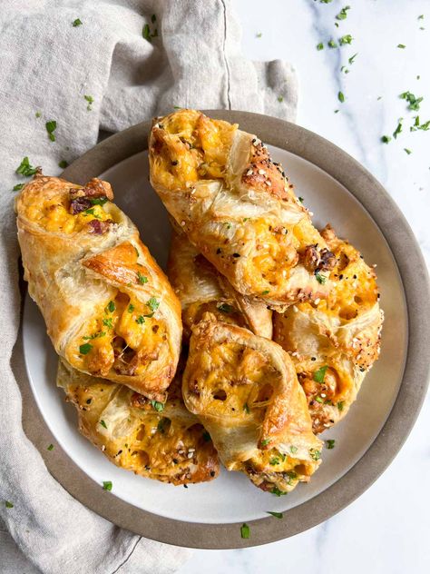 Scrambled Egg Puff Pastry, Egg Puff Recipe, Puff Pastry Bundles, Breakfast Casserole Ideas, Homemade Marzipan Recipe, Breakfast Puff Pastry, Homemade Marzipan, Simple Scrambled Eggs, Puff Pastry Breakfast