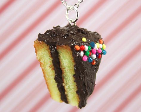 Kawaii Polymer Clay, Polymer Clay Food, Food Necklace, Jewelry Polymer Clay, Clay Keychain, Chocolate Easter Bunny, Food Shapes, Clay Magnets, Bunny Necklace