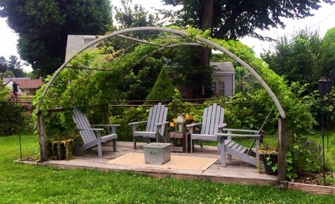 Re-purposed trampoline frame makes a beautiful arbor for wisteria to cover.  DILL-THEBEAU INTERIOR DESIGN Recycled Trampoline, Wisteria Arbor, Old Trampoline, Moderne Have, Garden Archway, Backyard Trampoline, Garden Arbor, Pergola Plans, Pergola Patio