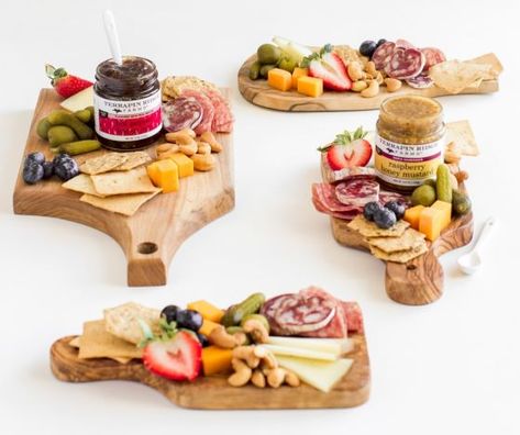 Mini Charcuterie Board Mini Cheese Board For One, Mini Cheese Board Gift Ideas, Mini Snack Board, Mini Cheese Board Ideas, Mini Cheese Platter, Small Cheese Board Ideas, Mini Charcuterie Board Ideas, Charcuterie Individual, Hot Pepper Bacon Jam