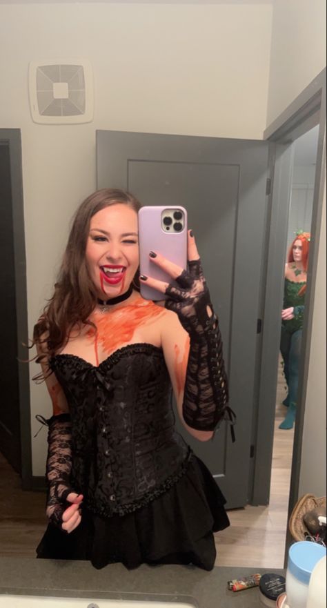 Costumes With A Corset, Vampire Female Costume, Red And Black Corset Outfit, Vampire Corset Costume, Halloween Costumes Ideas Black, Black Corset Costume Halloween, Vampire Costume Diy Female, Halloween Vampire Costumes Women, Halloween Costumes Blood