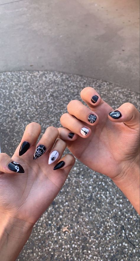 Matching Nails Halloween, Halloween Nails Couple, Spooky Nail Art Short, Halloween Masc Nails, Couples Matching Halloween Nails, Halloween Couple Nails, Male Halloween Nails, Matching Halloween Nails With Boyfriend, Halloween Men Nails