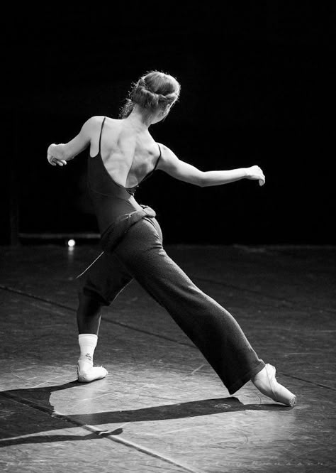 Ella Horan Dancer, Contemporary Dancers Aesthetic, Dance Pose, Ballet Aesthetic, Estilo Fitness, Ballet Inspiration, Dance Like No One Is Watching, Dancing Aesthetic, Dance Movement