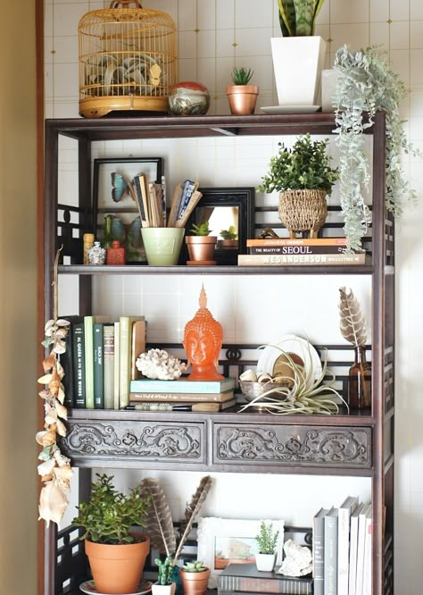 Bookcase Styling, Bookcase Decor, Interior Minimalista, Interior Decorating Styles, Bookshelf Styling, Funky Home Decor, Eclectic Bedroom, Deco Boheme, Boho Eclectic