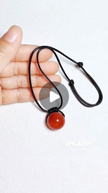 Knotted Necklace Diy, Wooden Jewelery, Beaded Necklace Tutorial, Wooden Bead Necklaces, Bead Necklaces, Necklace Tutorial, Bracelet Knots, Beaded Rope, Fancy Jewellery