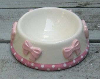 Bow Ceramic, Cat Bowl, Pottery Crafts, Pink Clay, Pet Feeder, Clay Art Projects, Dog Bowl, Pink Dog, Cat Bowls