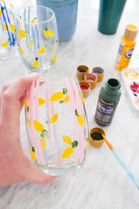 Prosecco Glass Painting, Lemon Glass Painting, Champagne Glass Painting, Wine Glass Painting Ideas Easy Simple, Drawing On Cups, Glass Painting Easy, Wine Glass Painting Ideas Easy, Glass Cup Painting Ideas, Spanish Lunch