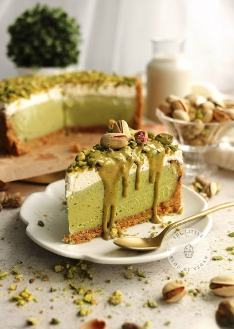 Slice of pistachio cheesecake on a small plate with gold fork. Pistachio Cheesecake Recipe, Baked White Chocolate Cheesecake, Vegan Pistachio, Pistachio Cheesecake, Vegan White Chocolate, Pistachio Cream, Pistachio Cake, Vegan Cheesecake, Cheesecake Filling