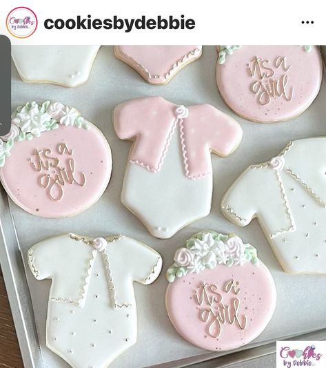 Onesie Cookies, Baby Shower Sweets, Royal Iced Cookies, Baby Shower Treats, Sugar Cookie Royal Icing, Iced Sugar Cookies, New Mommy, Sugar Cookie Designs