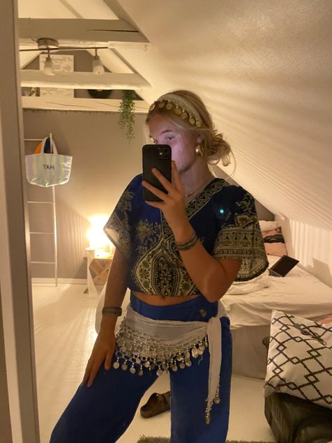 Arabic Theme Party Outfit, Arabian Nights Party Outfit, Arabian Nights Party Outfit Women, Arabian Nights Outfit, Outfit Festa, Carnaval Outfits, Arabian Nights Party, Carnaval Outfit, 70s Inspired Outfits