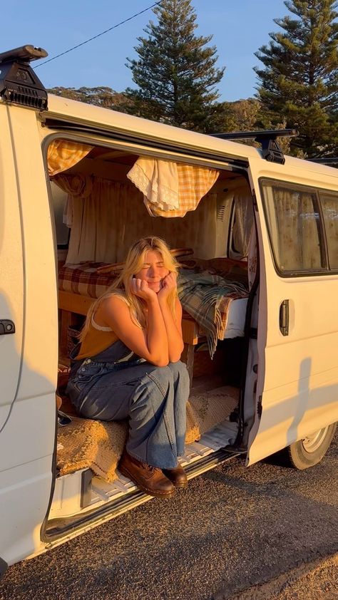 Travelling In A Van, Dream Life Pictures, Van Road Trip Aesthetic, Travel Aesthetic Van, Aesthetic Van Interior, Van Astethic, Van Life Clothes, Can Life Aesthetic, Camper Life Aesthetic