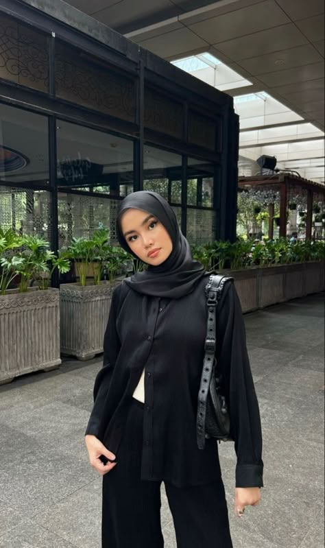 Black Outfit Hijab Ideas, Black Hijab Style, Black Pants Outfit Hijab, Hijabi Classy Outfit, Kemeja Outfit Hijab, Classy Hijab Outfits, Celana Jins Wanita, Black Outfit Hijab, Black Hijab Outfit