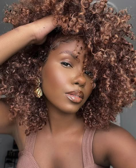 Pelo Chocolate, Hair Color For Brown Skin, Platinum Hair Color, Dyed Curly Hair, Chocolate Brown Hair Color, Professional Hair Color, Chocolate Hair, Ginger Hair Color, Colored Curly Hair