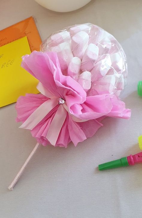 Marshmallow Bouquet Diy, Marshmallow Bouquet, Paper Rose Craft, Cheap Backyard Wedding, Marshmallow Flowers, Candy Gifts Diy, Dollar Tree Gifts, Rose Crafts, Flower Bouquet Diy