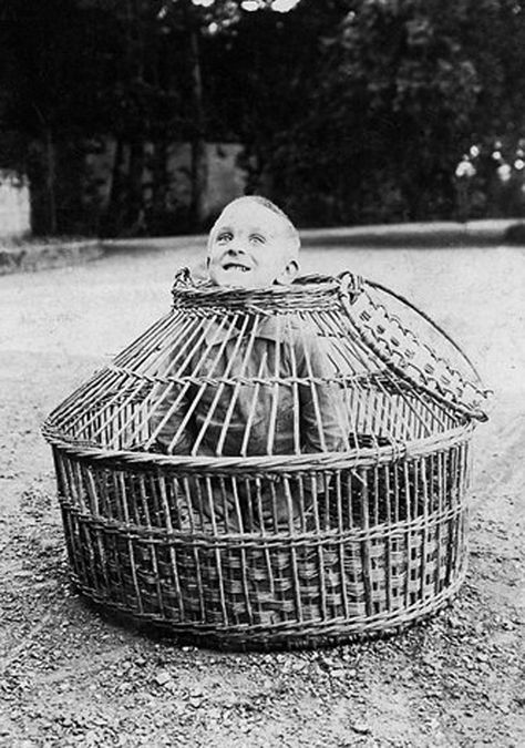 bizarre vintage photographs | Old Photographs (Pics) creepy scary weird old photo photos photographs ... Vintage Bizarre, Images Terrifiantes, Weird Vintage, Creepy Vintage, Creepy Photos, Retro Photo, Old Photographs, Photo Vintage, Black White Photos