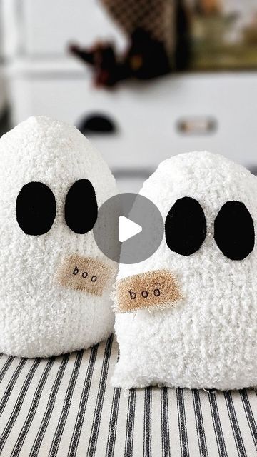 Cindy Long on Instagram: "I turned a pair of fuzzy socks into cute mini faux Sherpa ghost pillows! It's an easy, no-sew project with minimal supplies... my favorite kind 🖤👻  Happy Saturday BOO!  diy ghosts | sherpa pillow | halloween | spooky  #diyghosts #diyhalloween #halloweencraft #ghostpillow #diybeautify #cutenotcreepy #thecottagejournalmagazine #countrysampler" Fabric Ghosts Diy, Diy Ghost Pillow, Ghost Pillow Diy, Diy Halloween Pillow, Sherpa Ghost, Halloween Pillows Diy, Sherpa Pillow, Diy Ghost Decoration, Diy Halloween Ghosts