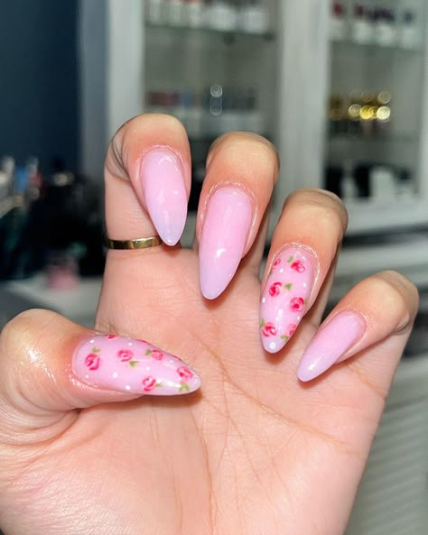 Melanie Martinez Nails Style, Coquette Flower Nails, Nails Roses Design Flowers, Croquette Nails Pink, Light Pink Floral Nails, Pink Nails With Roses, Pink Birthday Nails Almond, Ballet Core Nails, Pink Nails With Flower Design