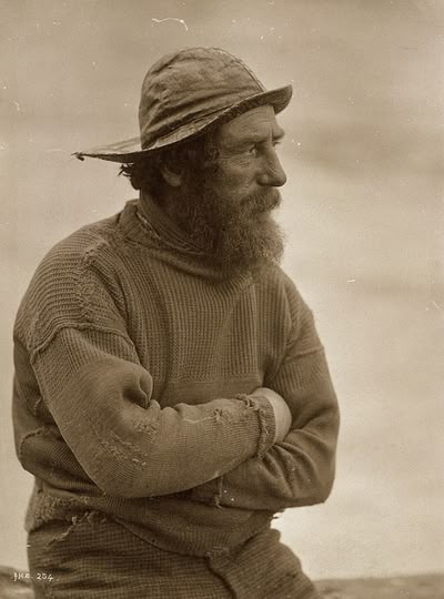 ⚓♡salt air⊰⛵   .Some men have died and some are alive  And others sail on the sea. Old Fisherman, Sea Captain, Septième Art, Photographic Artist, Documentary Photography, American Traditional, Interesting Faces, White Photo, Vintage Photographs