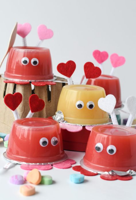 Pack your kid's lunchbox with a specially made Love Bug Applesauce cup with it's own little message this Valentine's Day. It's the perfect way to say "I love you" to your favorite kiddo. #valentinesdaycrafts #valentines #funforkids #lunchbox Applesauce Valentines, Kids Valentine Party, Valentines Diy Kids, Saint Valentin Diy, Valentines Treats, Valentines Snacks, Healthy Valentines, School Valentines, Easy Valentine Crafts