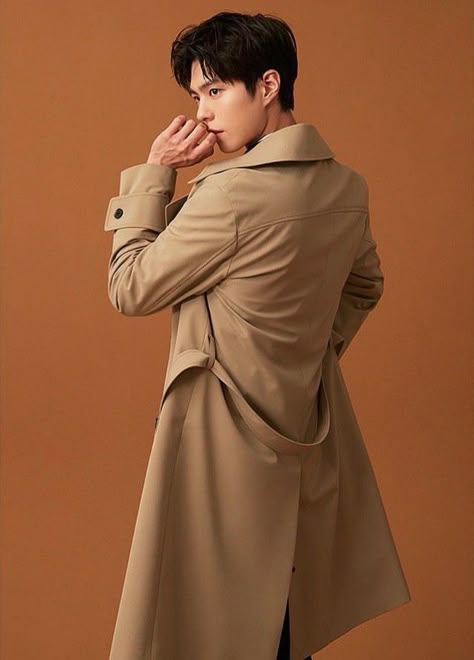 Holding Jacket Open Pose, Coat Art Reference, Male Fashion Model Poses, Poses With Coat, Trench Coat Reference, Coat Poses, Folds Reference, Male Reference Poses, Clothing Folds