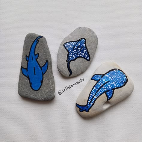 A shark, a stingray and a whale shark met at a bar... And I don't know what happened next🤔😂 . These rocks (and a LOT more) will be for sale at a yard sale this sunday and next saturday. Both events take place in Denmark, Svendborg - DM me for more info!☺️ . If you want a specific rock but don't live in Denmark - don't worry!🫶 Some are for sale on my Etsy (link in bio) If you have a specific one in mind, DM me and I'll reserve it for you🫶 . . If you read this far - congratulations!!🎉 Here's a... Rock Painting Ideas Ocean Theme, Rock Pet Ideas, Stitch Rock Painting, Painted Rocks Ocean, What To Paint On Rocks, Rock Painting Ideas Aesthetic, Paint Rocks Ideas, Simple Rock Painting Ideas, Drawing On Rocks