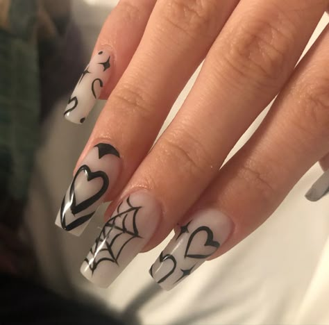 Black Emo Nails Ideas, Thirteen Inspired Nails, Y2k Nails Spiderman, Easy Nail Art Halloween, Mcr Nails Acrylic, Nail Art White And Black, Nails Asthetics, Fake Nails Designs, Wow Nails