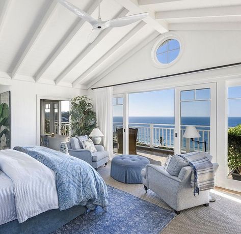 Coastal Granddaughter House Interior, Bedroom Overlooking Ocean, Hamptons House Bedroom, Beach House Master Room, Coastal Houses Interior, Summer House Bedroom Ideas, Luxury Beach House Living Room, Coastal Beach House Interiors Bedroom, Luxury Beach House Bedroom