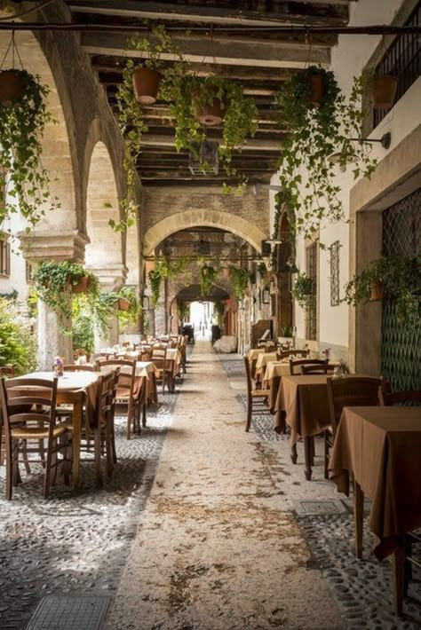 Style Hacienda, Castle Courtyard, Italy Restaurant, Hacienda Style Homes, Restaurant Photography, Italian Decor, Casas Coloniales, Verona Italy, Brick Exterior House