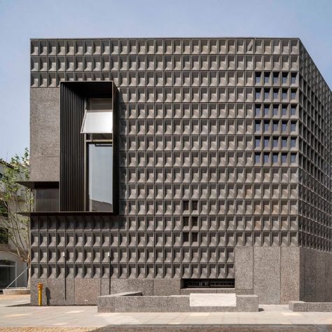 Neri&Hu designed the Aranya Art Center for the Gold Coast seaside resort in China. A patterned exterior is formed from  modular faceted concrete blocks, some of which have openings to let light inside. Cultural Building, Neri And Hu, Dream Hotel, Neri Hu, Architecture Facade, Internal Courtyard, Coastal Cities, Courtyard House, Chinese Architecture