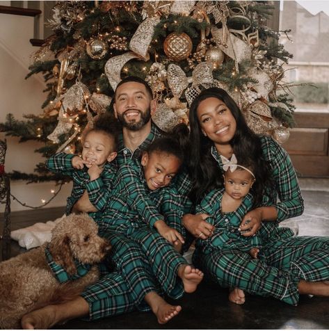 Family Pajamas Christmas Photoshoot, Christmas Family Photoshoot Pajamas, Family Of 5 Picture Ideas Christmas, Family Of Five Christmas Pictures, Family Holiday Pictures Ideas, Christmas Pajamas Aesthetic Family, Christmas Pyjamas Photoshoot, Christmas Family Photos Black People, Family Christmas Pictures Pajamas