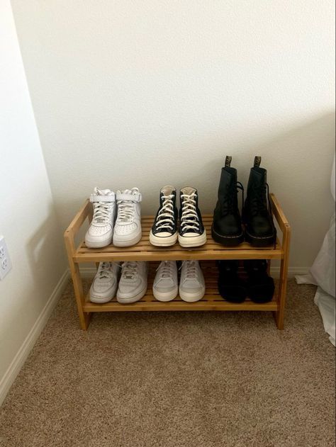 Shoe Rack Dorm Room, Shoe Rack In Room Ideas, Small Room Entryway Ideas, Show Rack Aesthetic, Shoe Rack Ideas Aesthetic, Shoe Holder Aesthetic, Simple Rooms Minimalist, Aesthetic Shoe Holder, Cute Shoe Rack Ideas