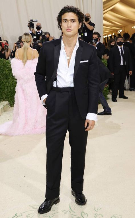 Charles Melton from Met Gala 2021 Red Carpet Fashion on E! Online Hollywood Suits For Men, Men’s Met Gala Outfits, Man Red Carpet Outfit, Best Met Gala Looks Men, Old Hollywood Men Fashion Red Carpets, Men Hollywood Fashion, Best Mens Red Carpet Looks, Met Gala Mens Outfits, Mens Red Carpet Fashion