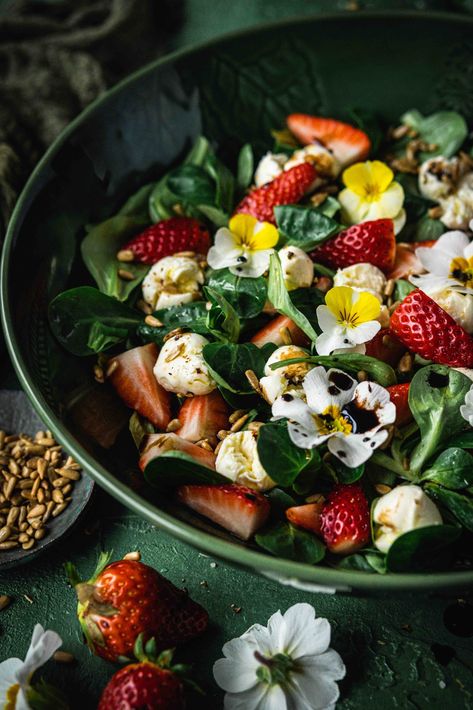 Spring salad with Strawberries and edible flowers - Story on a plate Edible Flowers Salad, Fruit Salad Spring, Salad With Flowers, Edible Flower Salad, Spring Food Ideas Party, Spring Salad Ideas, Strawberry Salads, Flowers Story, Floral Recipes