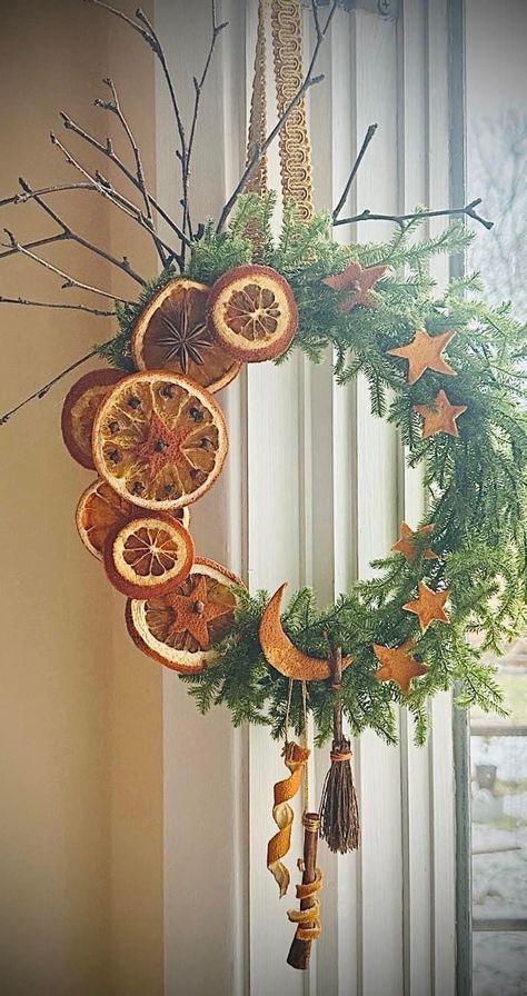 Yule Centerpiece, Yule Jar, Yule Craft Ideas, Yule Wreaths, Witchy Yule Crafts, Diy Yule Decor, Yule Porch Decor, Yule Home Decor, Yule Diy Decorations