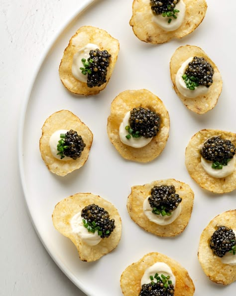 If you're looking for a luxurious and easy appetizer, caviar and creme fraiche with potato chips is the perfect indulgence! Caviar Party, Caviar Appetizers, Nye Food, Sour Cream Potatoes, Potato Chip Recipes, Caviar Recipes, New Years Eve Food, Luxury Food, Chips Recipe