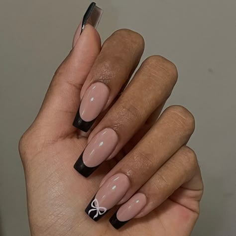 French Tip Nails With Ribbon, Bows Acrylic Nails, Black Tips On Nails, Cute Pink And Red Nails, Black And White Nails With Bows, Black Tip Design Nails, Cute Nails Acrylic Black And Pink, French Tip Bow Nails Square, Bow Acrylic Nails French Tip