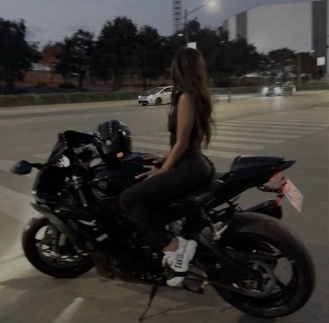 Biker Girl Outfits Aesthetic, Girl Biker Aesthetic, Biker Girl Aesthetic Outfits, Bike Pictures Photo Ideas, Morana Vitalio The Predator, Sofia Smith, Motorbikes Women, Smith Aesthetic, Morana Vitalio