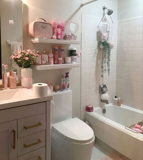 Limited Space Bathroom Ideas, Shared Bathroom Aesthetic, Bathroom Decor Pink And Black, Aesthetic Clean Bathroom, Small Bathroom Set Up, Floral Bathroom Decor Ideas, Cute Tiny Bathroom, Small Bathroom Ideas Girly, Apartment Bathroom Decor Ideas Pink