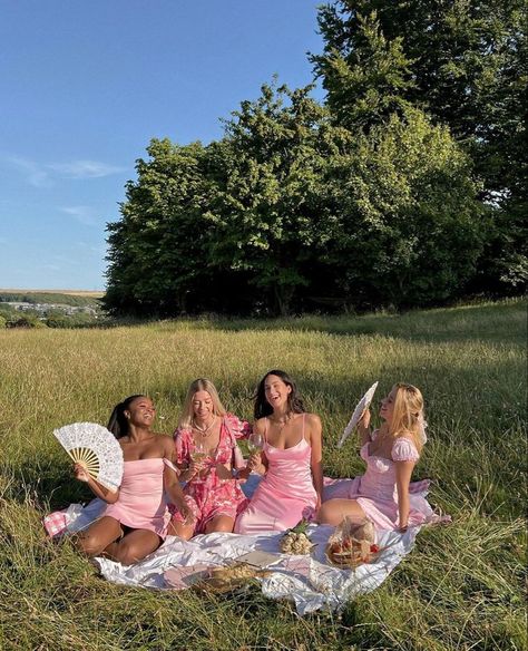 Girly Picnic Outfits, Picnic Pink Outfit, Picnic Outfit Inspo Aesthetic, Fancy Picnic Outfit, Birthday Picnic Outfit, Pink Picnic Outfit, Girls Picnic Aesthetic, Girl Picnic Aesthetic, Pink Picnic Aesthetic