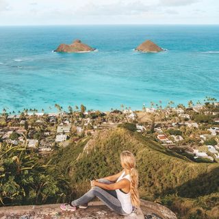 MADDIE ♡ TRAVEL & LIFESTYLE (@pilotmadeleine) • Instagram fotografije i videozapisi Baecation Ideas, Hike Pictures, Lanikai Pillbox Hike, Kailua Oahu, Kailua Hawaii, Hawaii Photos, Hike Trail, Posing For Pictures, Beautiful Hawaii