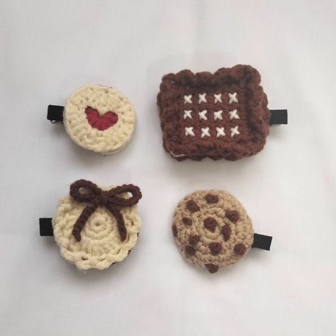 Biscuit Hairclip🍪:｡･:*:･ﾟ’★ 1) Heart Biscuit - RM11 2) Chocolate Sandwich Biscuit- RM12 3) Ribbon Biscuit- RM10 4) Chocolate Chip Cookie- RM8 WM:RM8, EM:RM13 Items are handmade so do expect slight flaws. DM to purchase >< . . . . . . #crochet #crochetmalaysia #malaysiacrochet #crochetlove #crocheting #crochetersofinstagram #smallbusiness #smallbusinessmalaysia #explore Crochet Biscuits, Crochet Bakery, Crochet Barrettes, Cookies Crochet, Chocolate Accessories, Crochet Cookie, Crochet Chocolate, Crochet Ribbon, Crochet Store