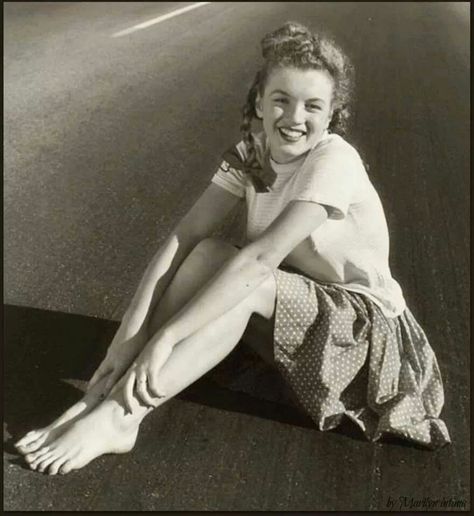 Norma jean Young Marilyn Monroe, Milton Greene, Joe Dimaggio, Jean Harlow, Marilyn Monroe Photos, Montage Photo, Hollywood Icons, North Hollywood, Norma Jean