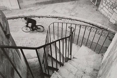 https://petapixel.com/2019/07/11/a-closer-look-at-henri-cartier-bressons-iconic-photo-of-the-cyclist/ Henry Cartier Bresson, Eugene Atget, Walker Evans, Famous Photos, Robert Doisneau, Riding A Bike, Henri Cartier Bresson, Alberto Giacometti, Vivian Maier