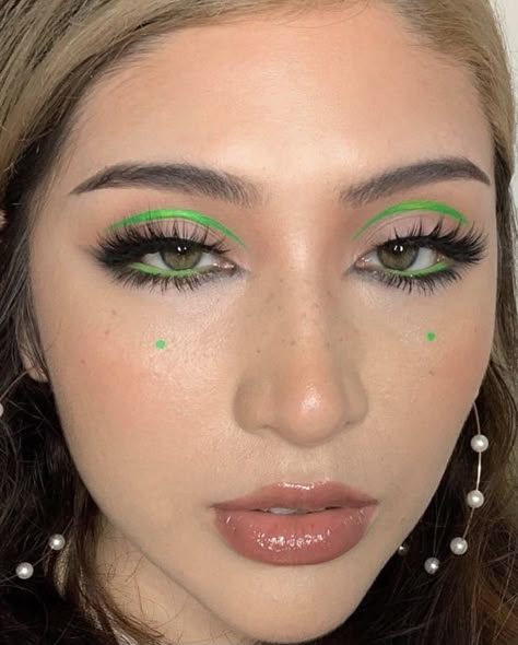 Makeup Green Eyes, Eyeliner Inspo, Rock Makeup, Makeup Themes, Green Eye Makeup, Learn Makeup, Neon Makeup, Eye Makeup Styles, Cute Eye Makeup