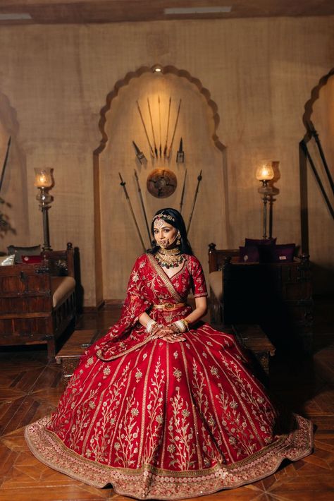 Royal Red Wedding Lehenga, Red Heavy Bridal Lehenga, Royal Indian Bride Outfit, Indian Bridal Lehenga Red Brides, Bride Lahenga Design, Bridal Lehenga Red Royal, Simple Bridal Lehenga, Indian Bridal Lehenga Red, Bridal Red Lehenga